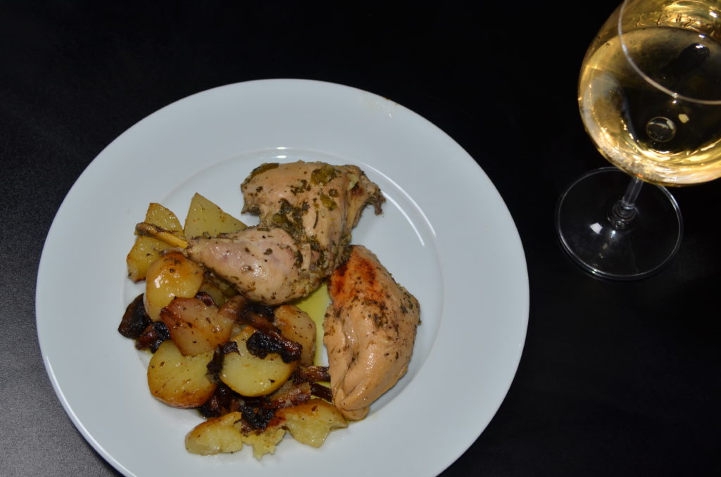 Курица по-Парфянски, с запеченым картофелем и грибами, с бокалом вина на столе