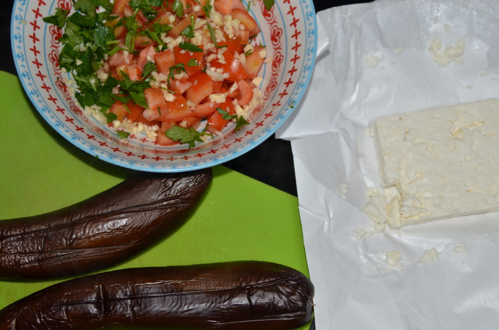 Baked eggplant, chopped herbs, tomatoes and garlic
запеченые баклажаны,рубленая зелень, помидоры и чеснок