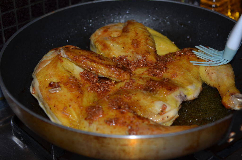 pan-fried tobacco chicken
жаренный цыпленок табака на сковороде