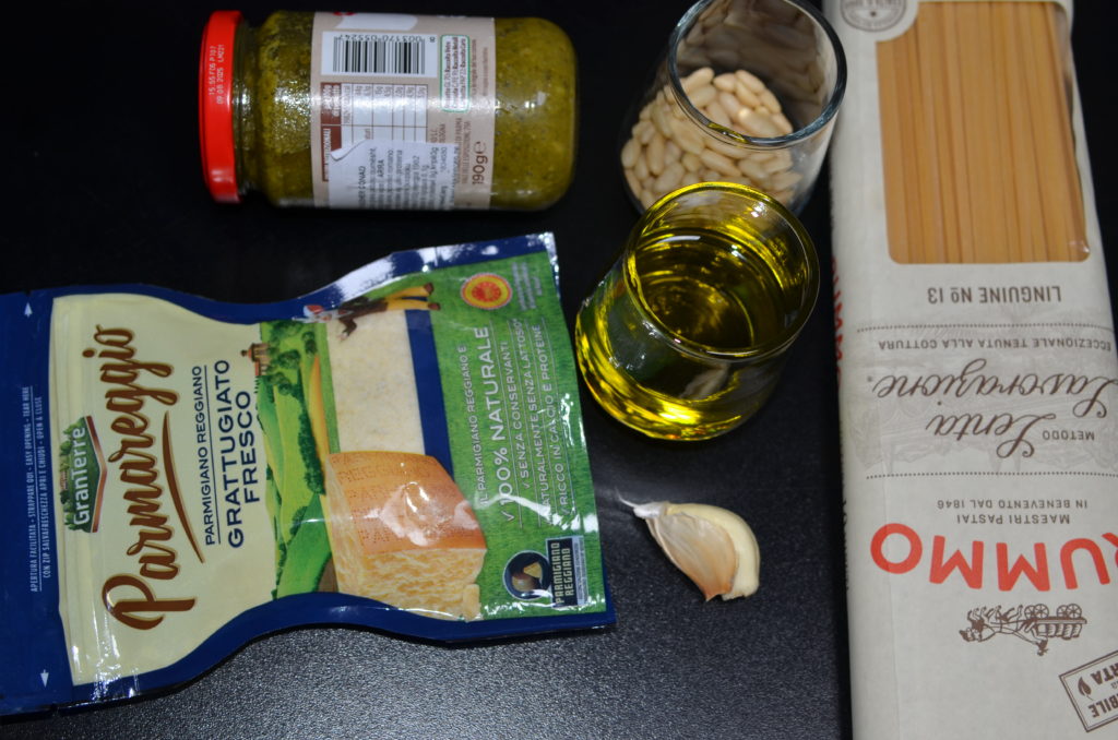Лингвини, чеснок, сыр,песто, оливковое масло, кедровые орешки
Linguini, garlic, cheese, pesto, olive oil, pine nuts