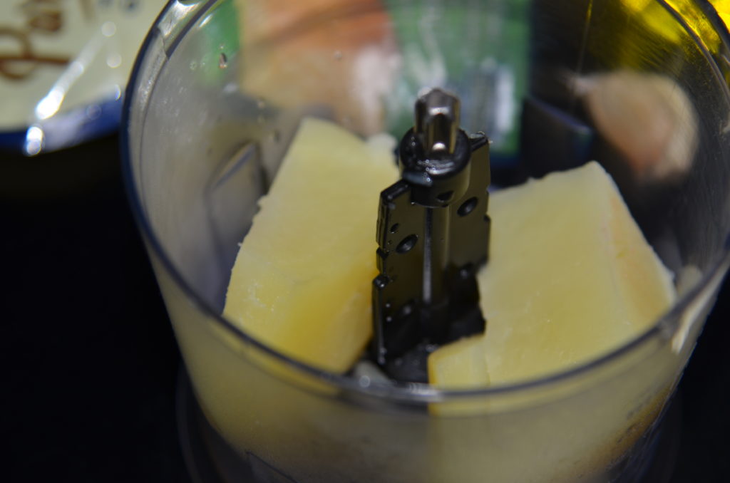вареная картошка в блендере
boiled potatoes in a blender
