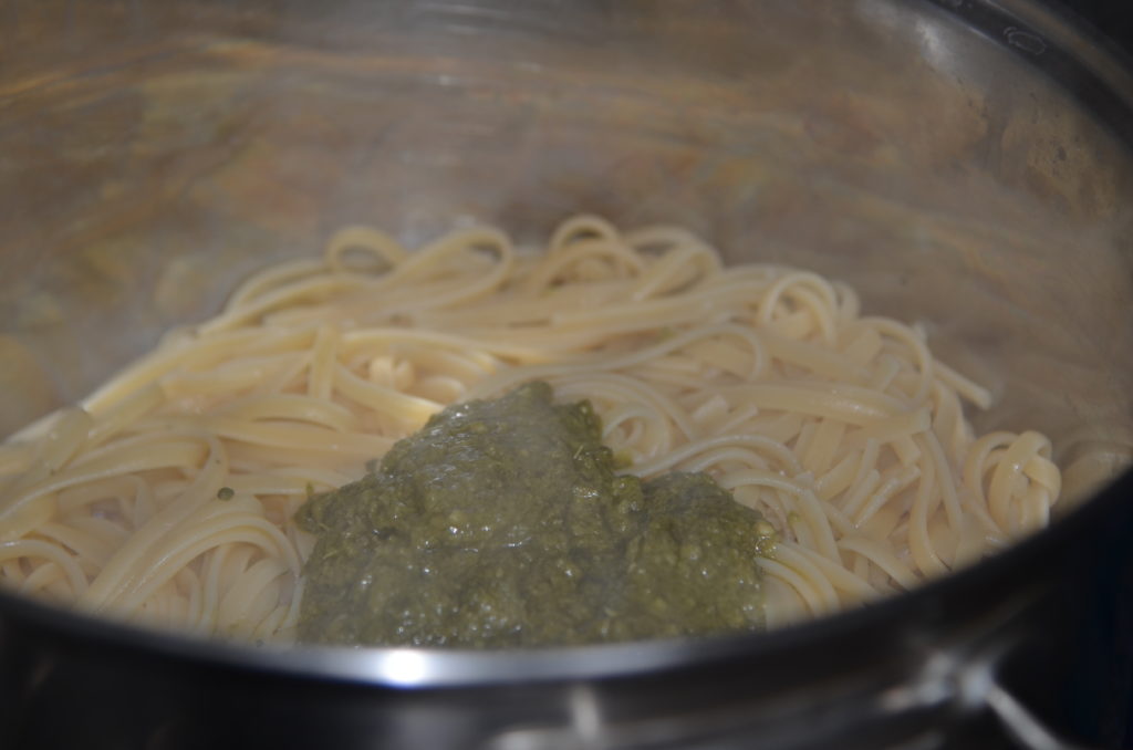 песто на пасте в кастрюле
pesto on pasta in a saucepan