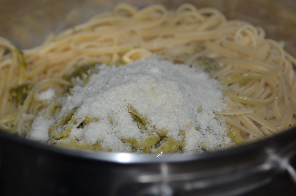 сыр, песто и паста в кастрюле
cheese, pesto and pasta in a pan