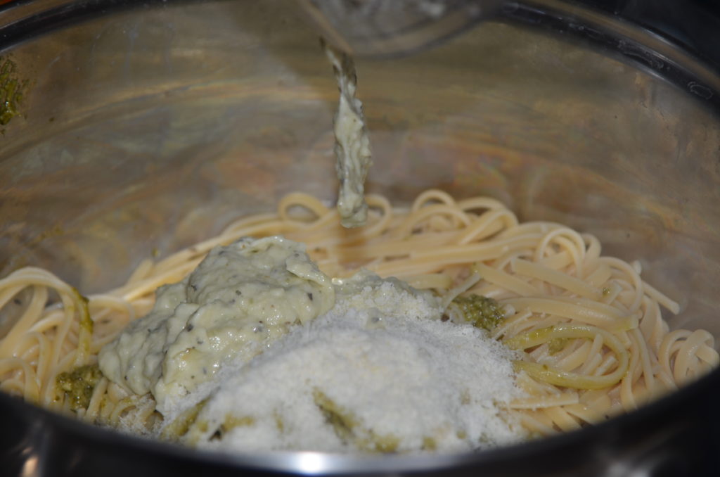 лингвини аль песто до смешивания в кастрюле
linguini al pesto before mixing in the pan