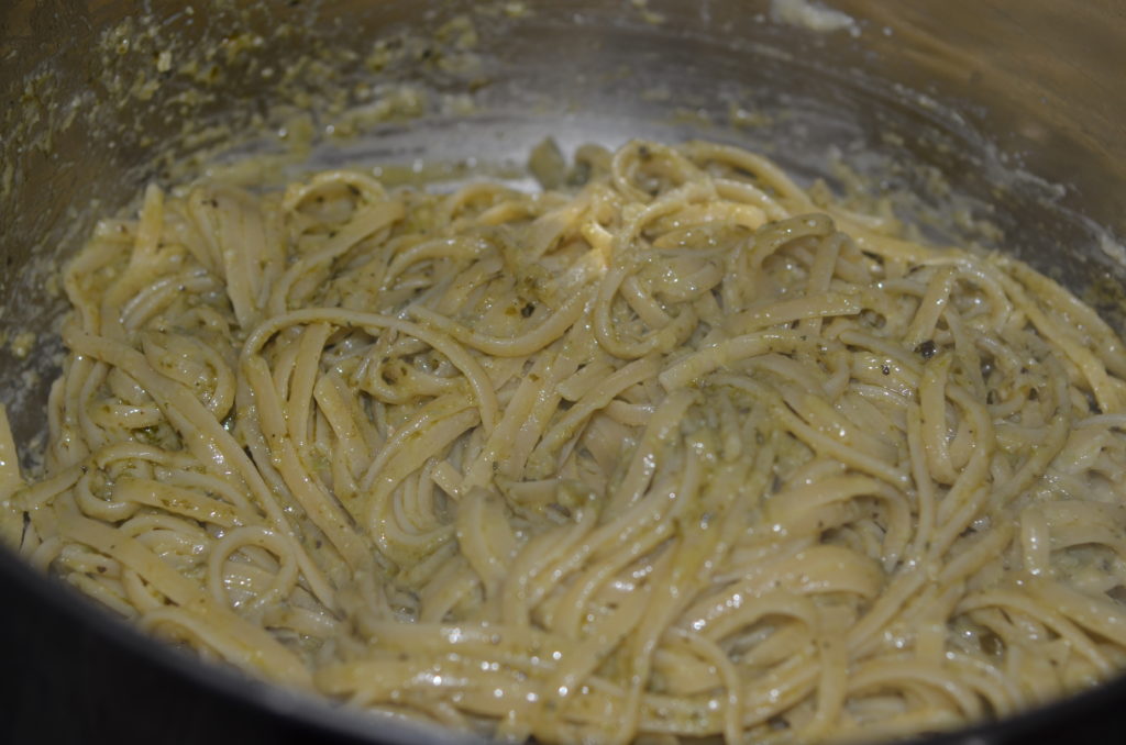 Готовые лингвини аль песто в кастрюле
linguini al pesto ready in a saucepan