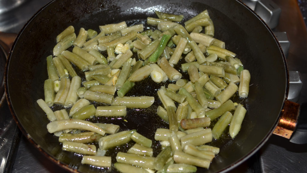 спаржа обжаривается на оливковом масле
asparagus fried in olive oil
