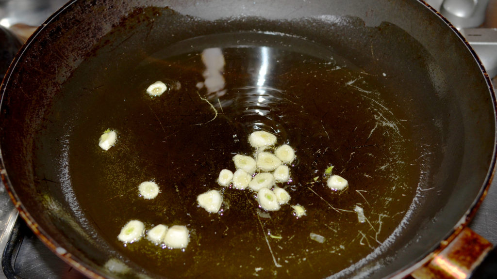 чеснок обжаривается на оливковом масле
garlic is fried in olive oil