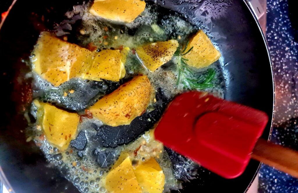 pan-fried orange slices with a sprig of rosemary
томленые кусочки апельсина с веточкой розмарина на сковороде