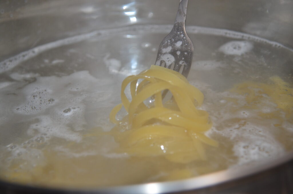 dip the pasta in boiling water
опускаем пасту в кипяток