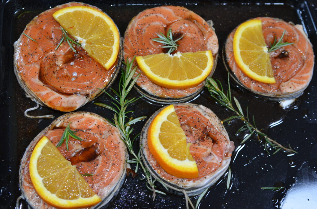 salmon steaks with orange and rosemary sprigs
стейки лосося с апельсином и веточками розмарина