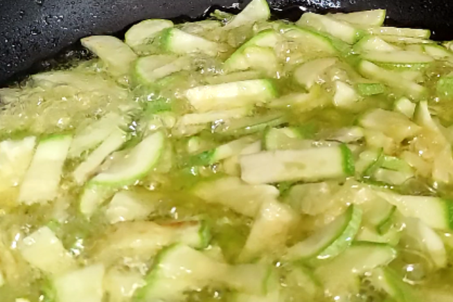 deep-fried finely chopped courgettes мелко нарезанные кабачки во фритюре