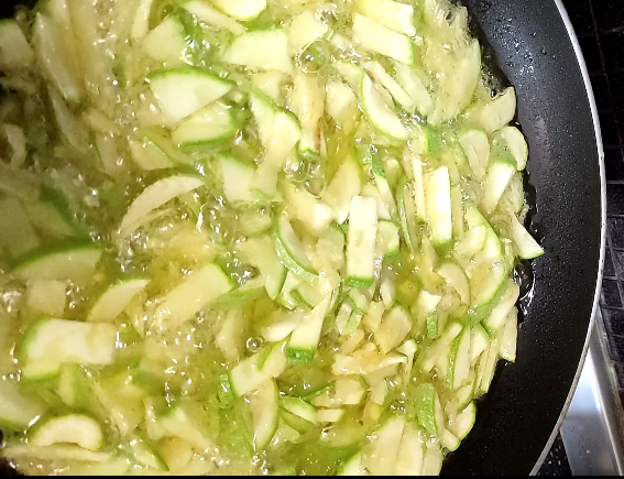 deep-fried finely chopped courgettes мелко нарезанные кабачки во фритюре