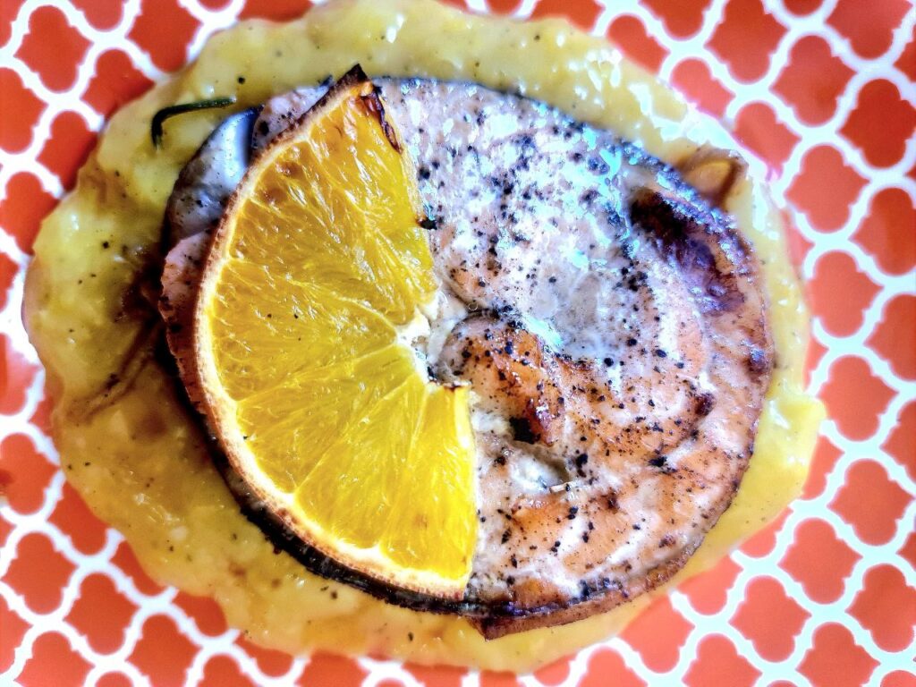 Salmon steak with orange sauce, neatly arranged on a plate
стейк лосося с апельсиновым соусом, аккуратно выложенный на тарелке