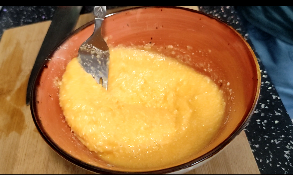 whipped egg yolks and pecarino sauce for carbonara
взбитые яичные желтки и пекарино - соус для карбонары