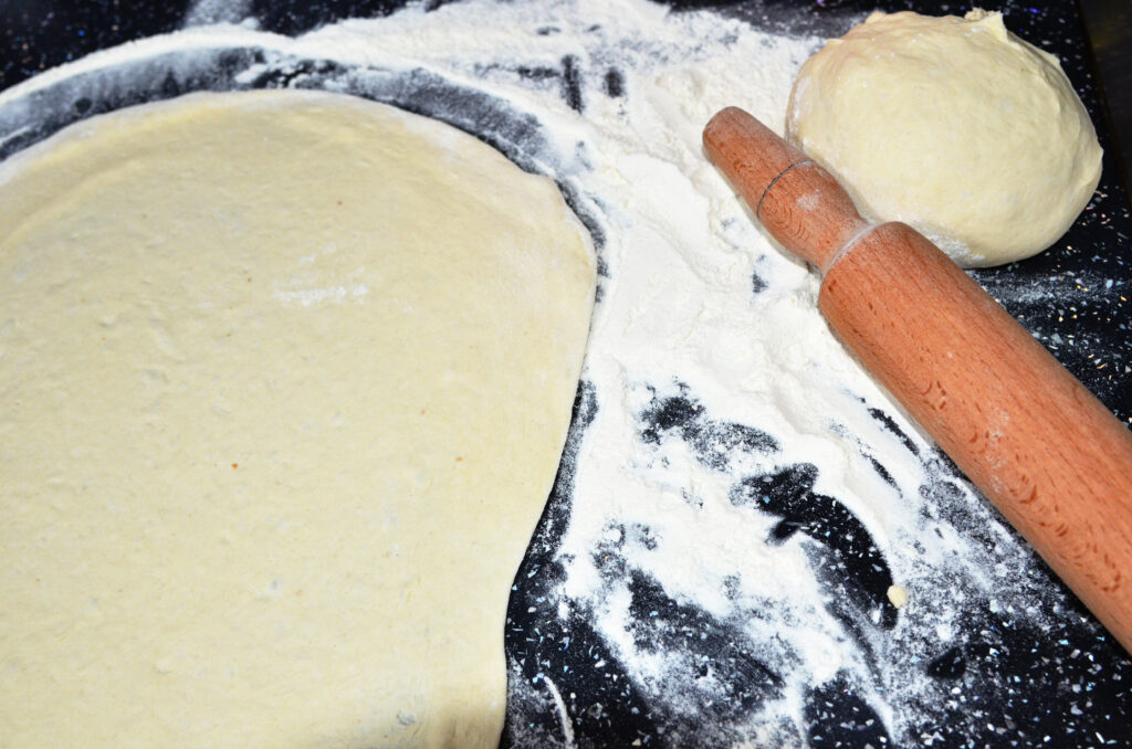 rolled dough and rolling pin
раскатанное тесто и скалка