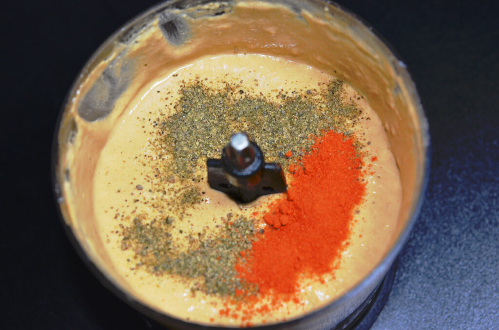 Blend the ingredients for the hummus in a blender
в блендере смешиваем ингридиенты для хумуса